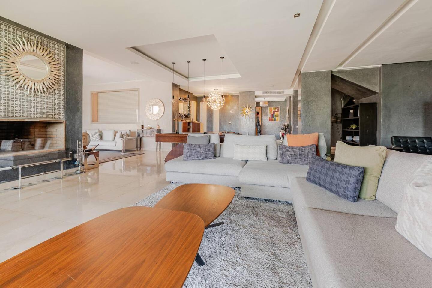 Escape To Luxury: 4 Bedroom On Golf Course *