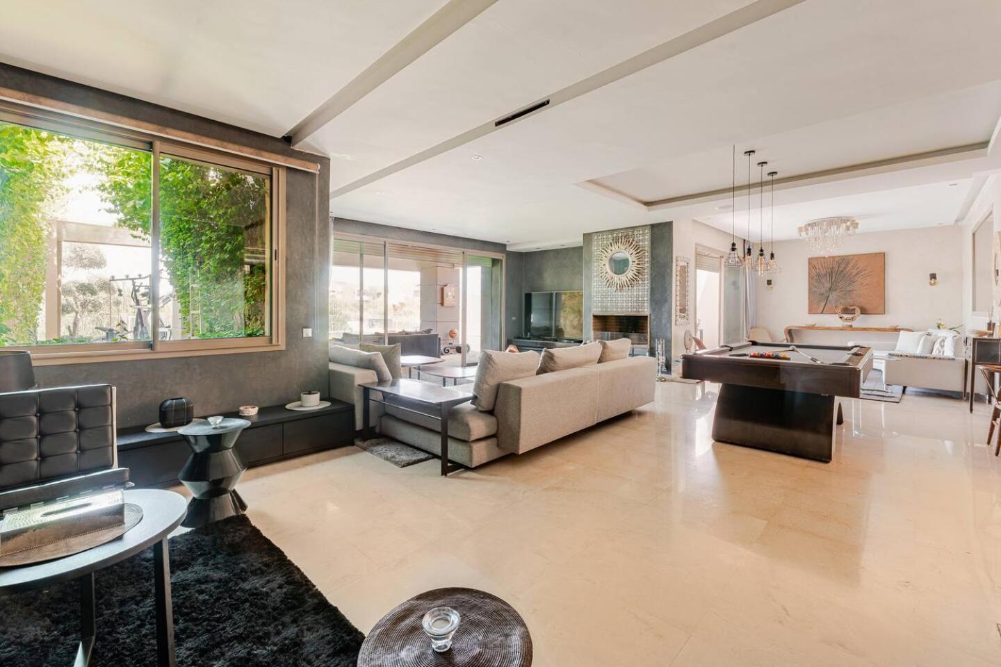 Escape To Luxury: 4 Bedroom On Golf Course Villa