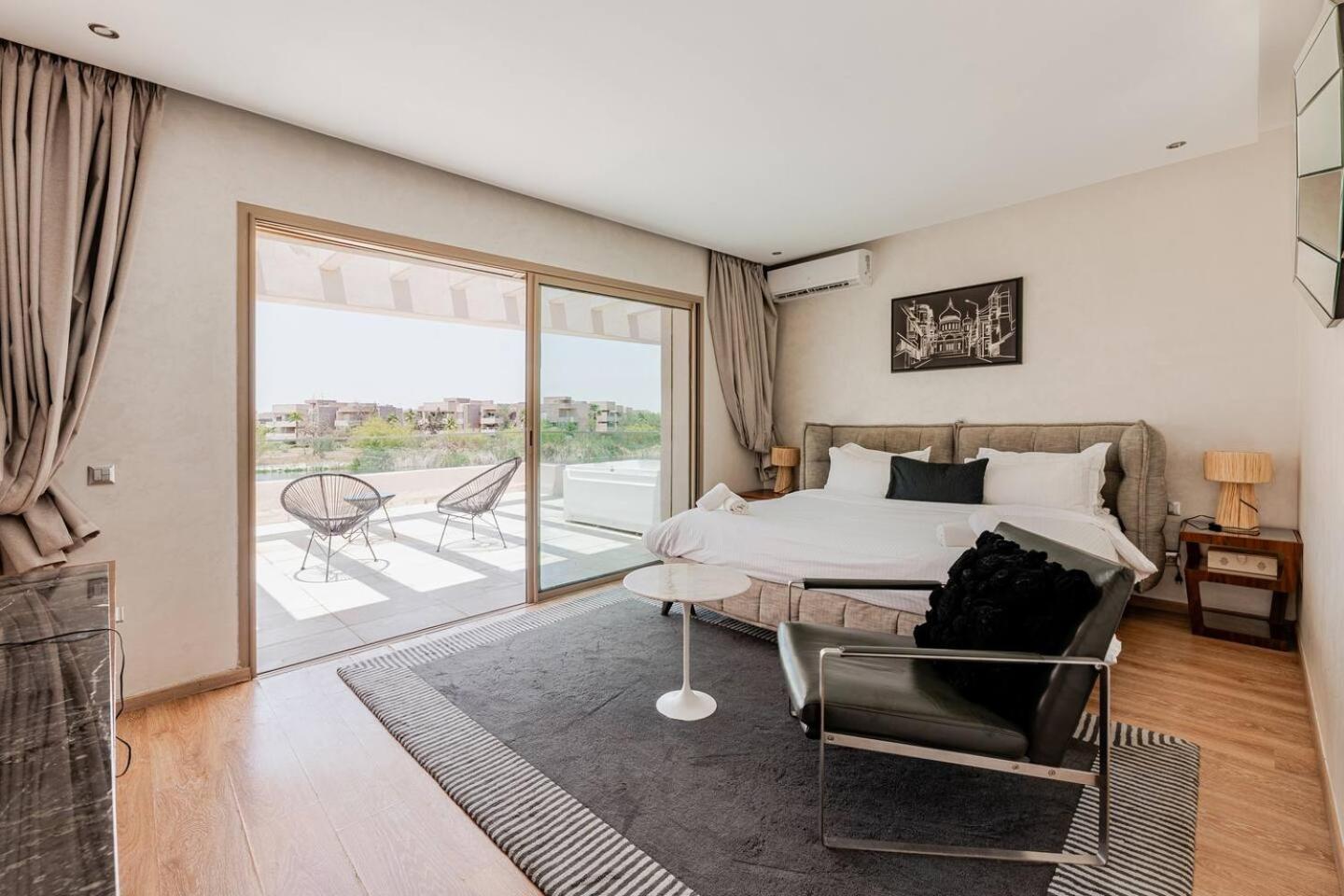 Escape To Luxury: 4 Bedroom On Golf Course *