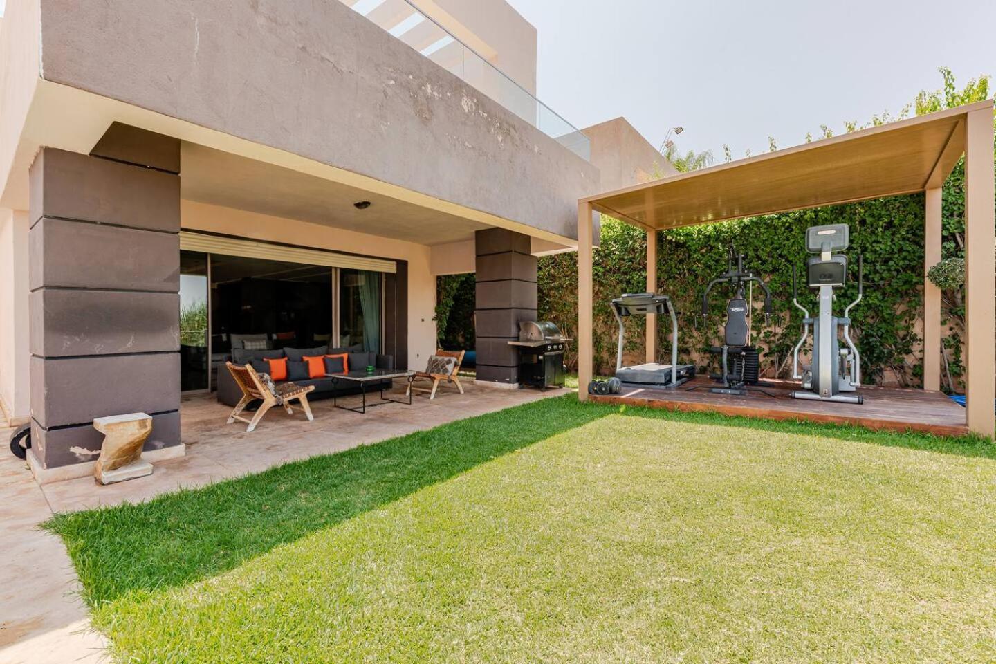 Escape To Luxury: 4 Bedroom On Golf Course