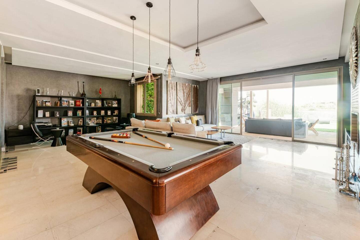 Escape To Luxury: 4 Bedroom On Golf Course Villa
