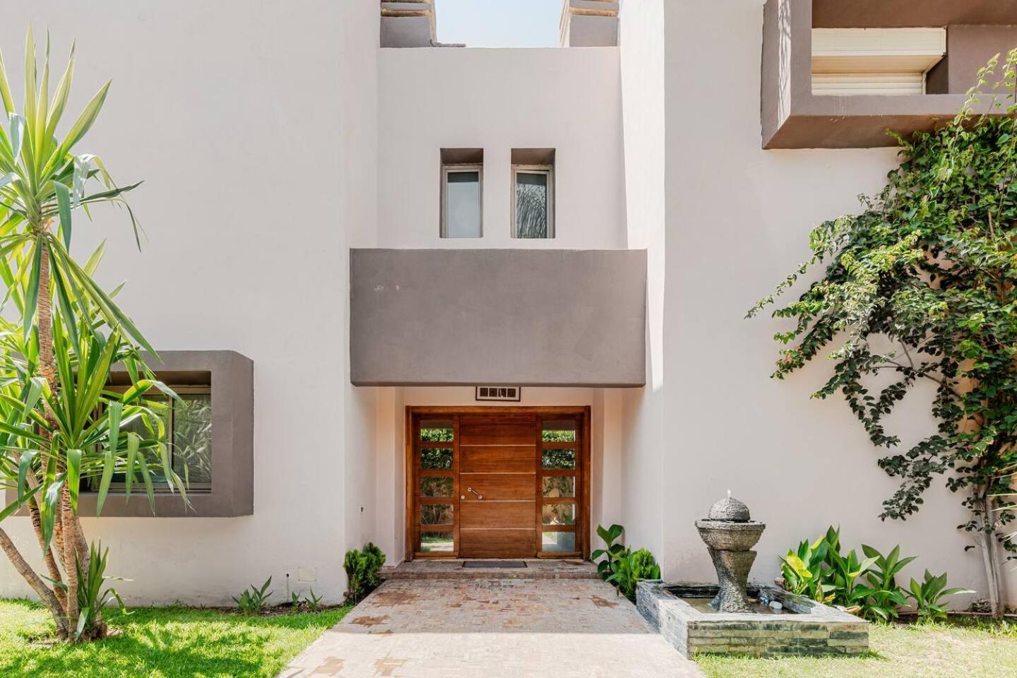 Escape To Luxury: 4 Bedroom On Golf Course Villa *
