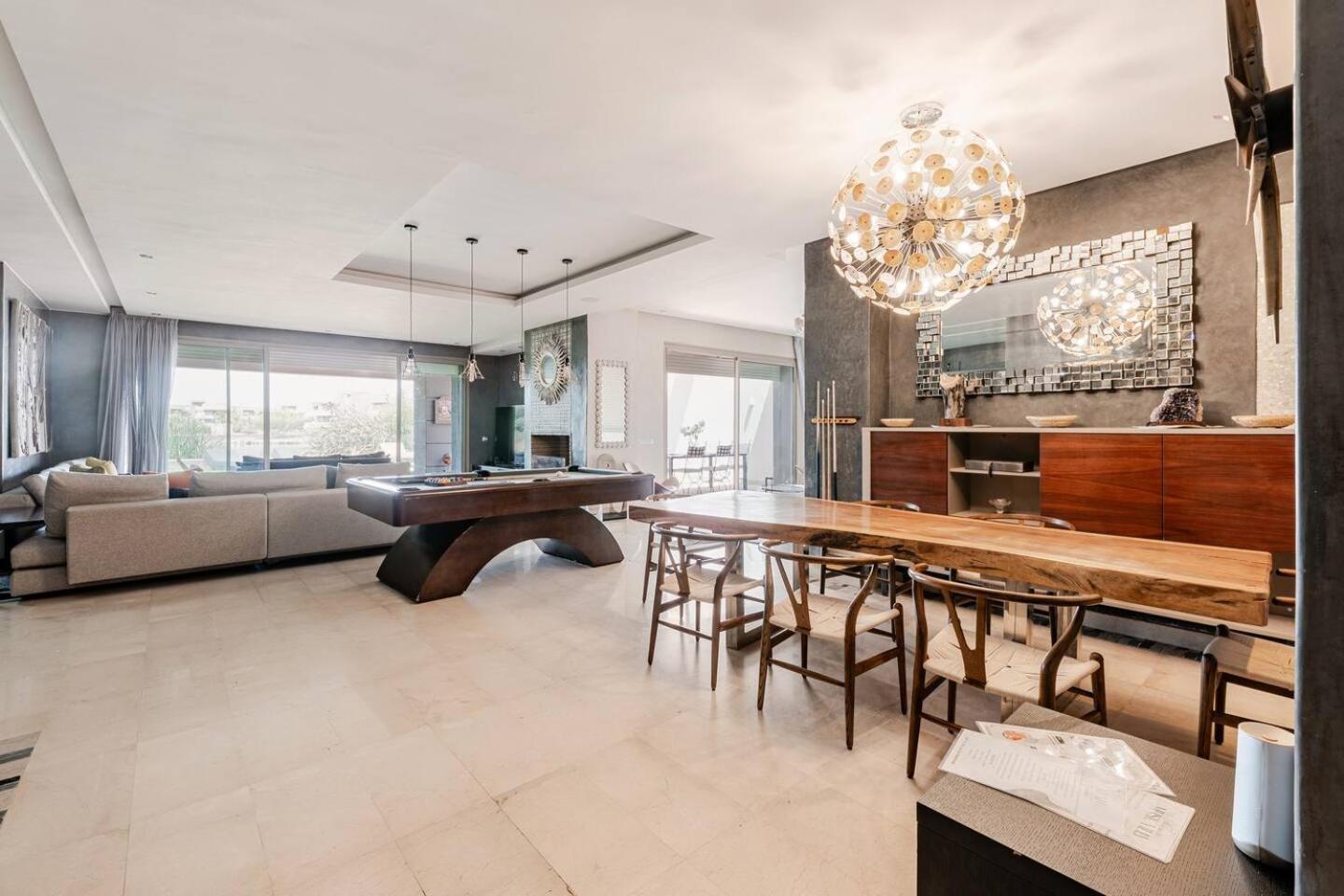 Escape To Luxury: 4 Bedroom On Golf Course *