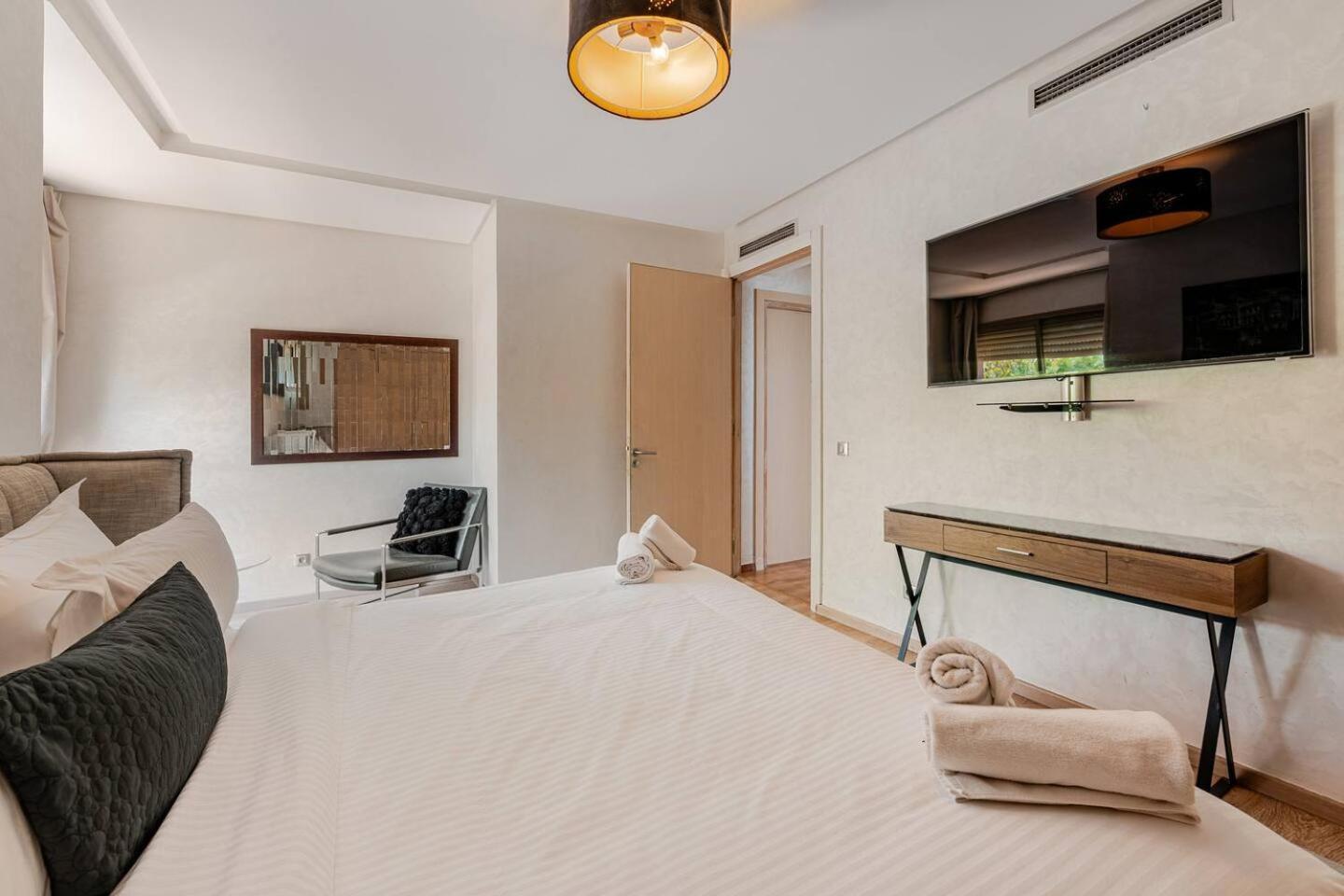 Escape To Luxury: 4 Bedroom On Golf Course Villa