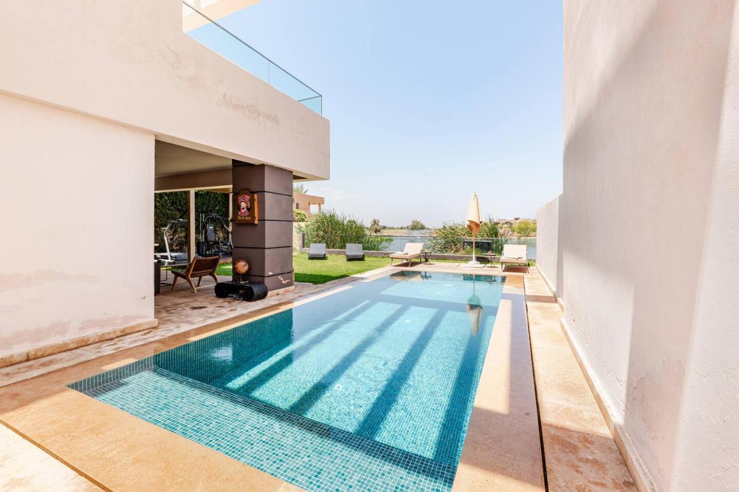 Escape To Luxury: 4 Bedroom On Golf Course Villa