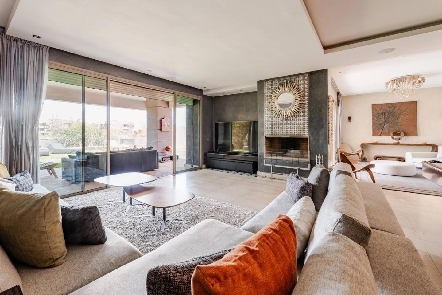 Escape To Luxury: 4 Bedroom On Golf Course